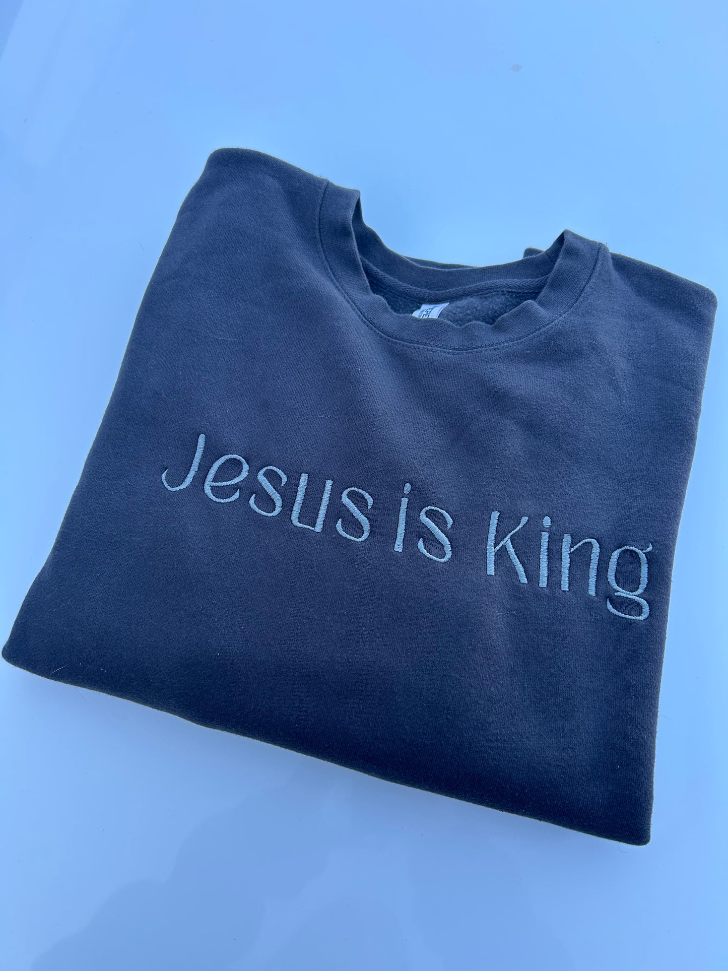 JESUS IS KING - SIZE L